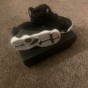Black/metallic gold 6 ring Jordan’s